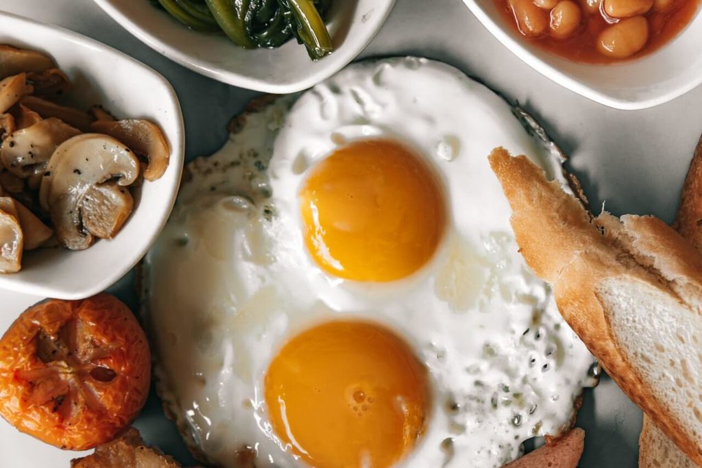 Ovos fritos como alimentos construtores e pratos saudáveis sobre a mesa