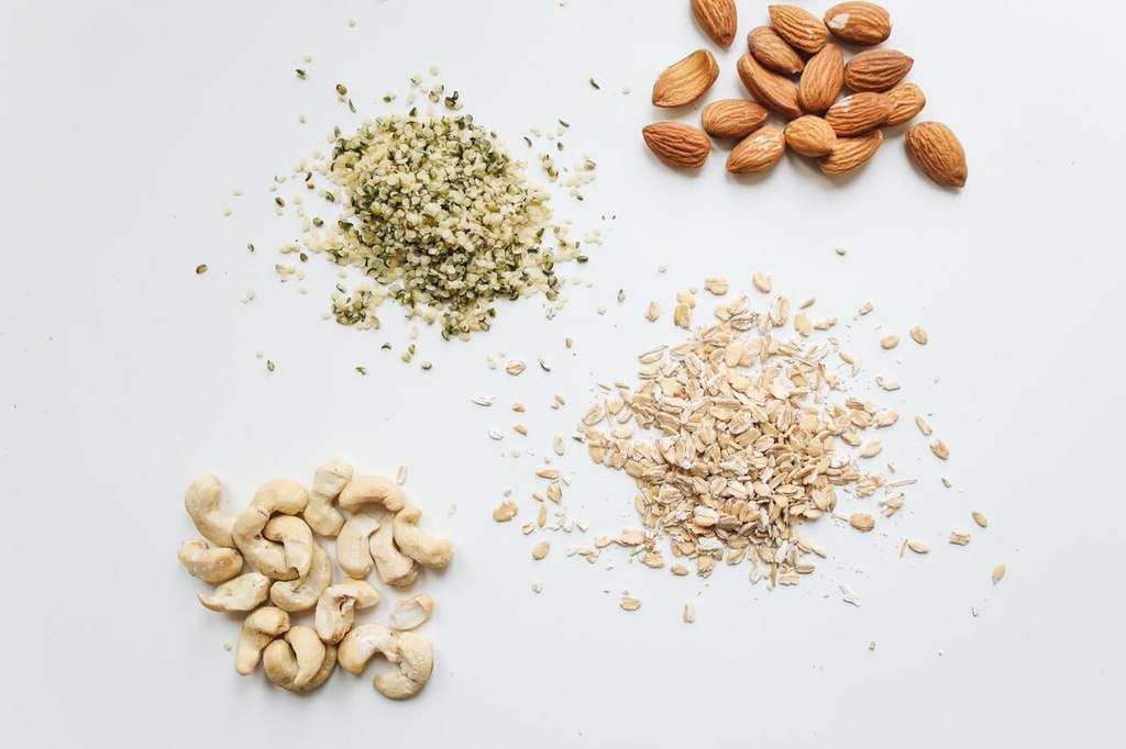 Pó de grãos simbolizando tipos de alimentos fonte de proteína vegetal